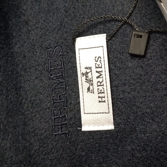 HERMES WOMEN’S NAVY BLUE CASHMERE SCARF - Picture 5 of 5